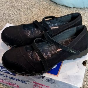 Women's size 7 Skechers memory foam black GET-UP